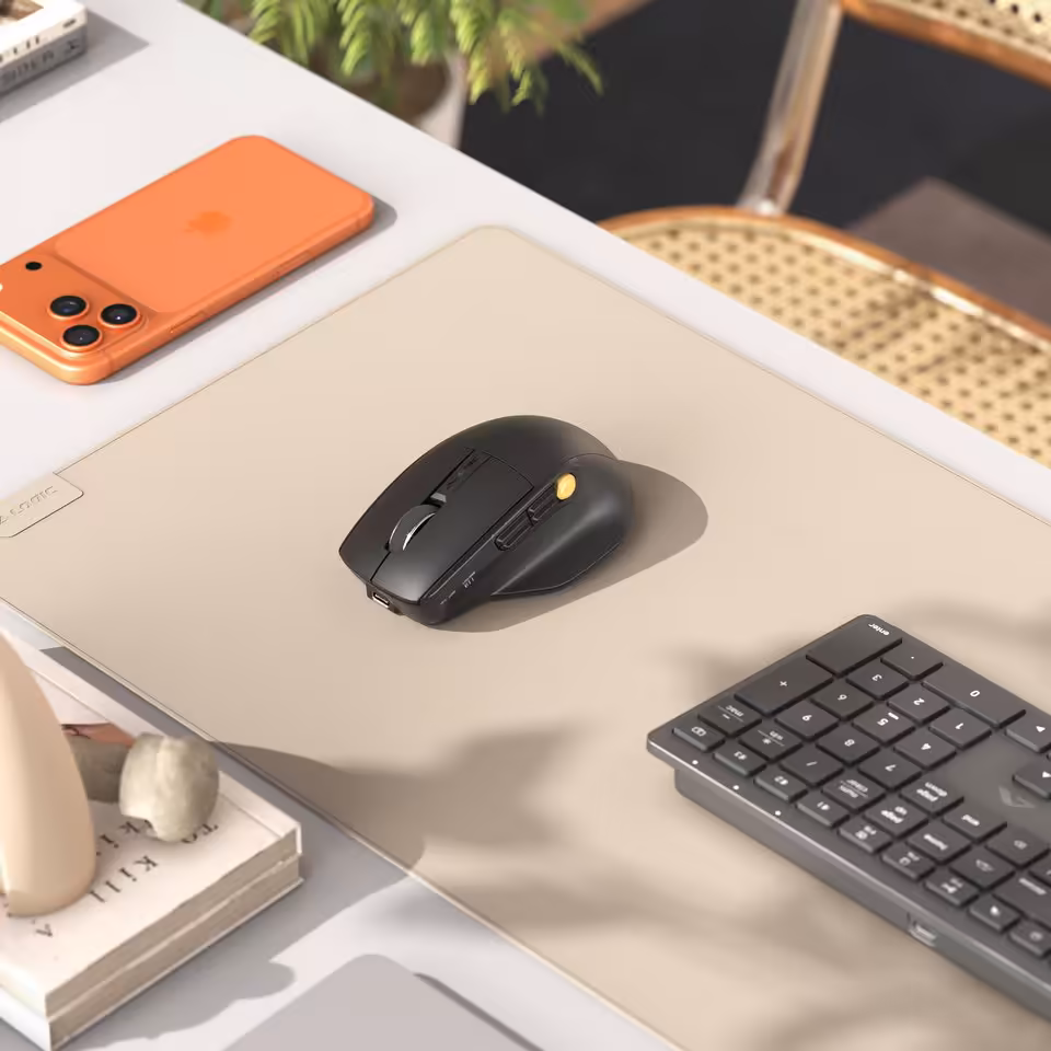 Alogic IFA 2026 : écrans 5K/6K tactiles, docks TB5 et gamme Vision pro 30 Souris Alogic noire sur bureau avec smartphone orange et clavier compact