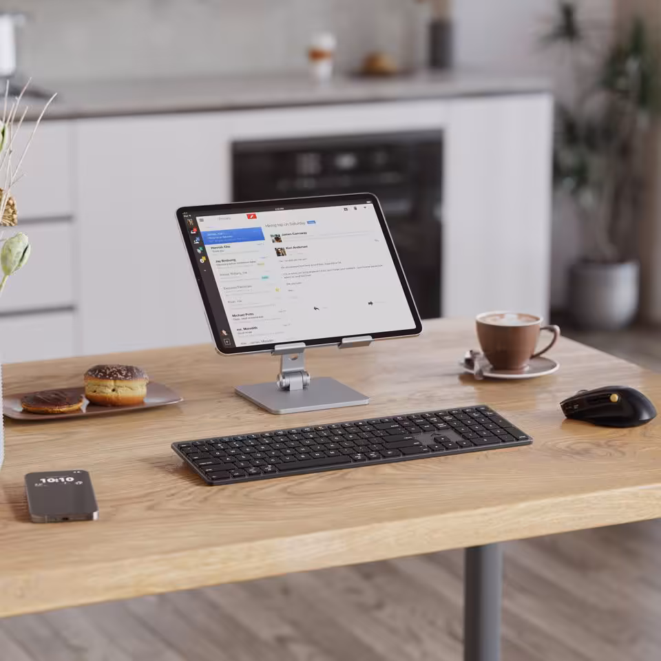 Alogic IFA 2026 : écrans 5K/6K tactiles, docks TB5 et gamme Vision pro 33 Bureau avec tablette sur support, clavier Alogic et souris sans fil noire