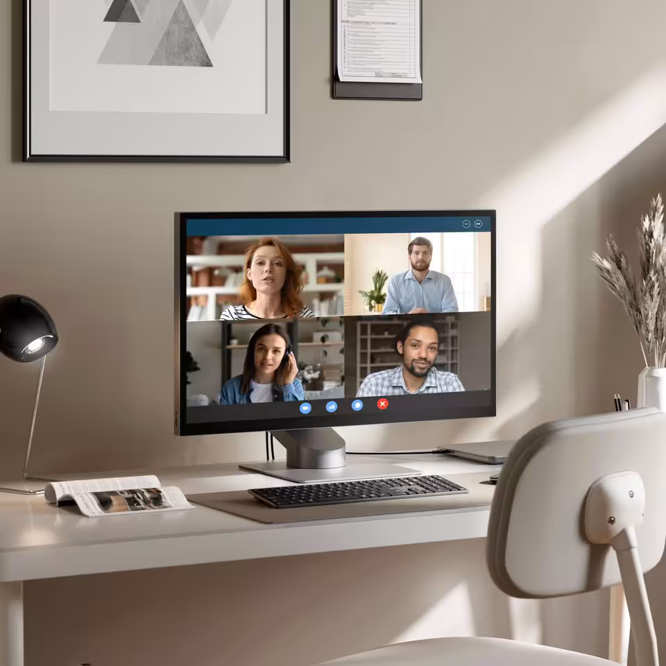Alogic IFA 2026 : écrans 5K/6K tactiles, docks TB5 et gamme Vision pro 8 Poste de travail avec moniteur Alogic en visioconférence, clavier et souris sur bureau blanc