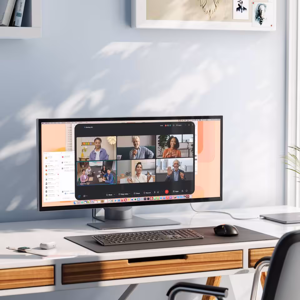 Alogic IFA 2026 : écrans 5K/6K tactiles, docks TB5 et gamme Vision pro 10 Bureau moderne avec moniteur Alogic affichant une visioconférence, clavier et souris