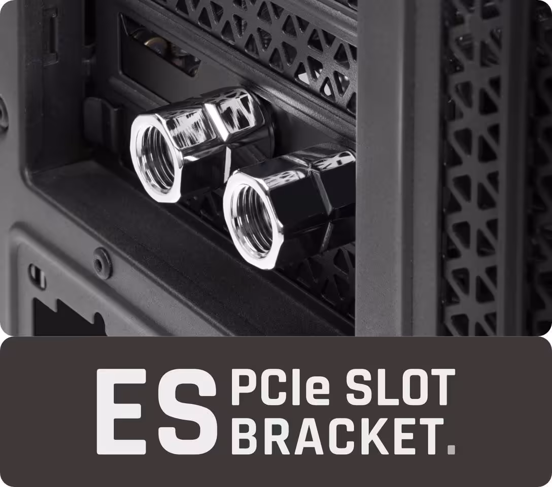 Alphacool ES PCIe Slot Bracket, une équerre pour relier le watercooling externe au PC 2 Équerre Alphacool ES PCIe Slot Bracket avec deux raccords métalliques chromés pour watercooling.