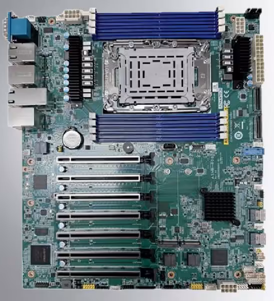 Carte mère Advantech ASMB-808 vue de dessus avec socket processeur, dissipateurs bleus et slots PCIe.