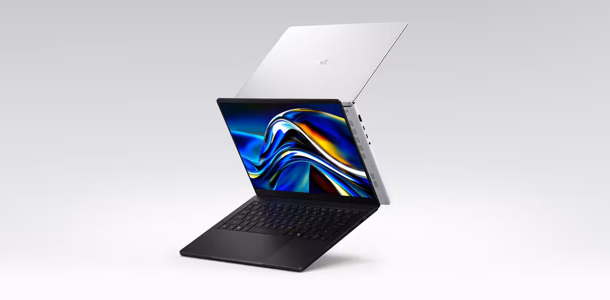 ASUS ProArt P14 : un 14 pouces Arm avec RTX Spark, OLED 120 Hz et jusqu'à 128 Go 4 Ordinateur portable ASUS fin et léger, châssis argenté et noir, affiché ouvert sur fond blanc.