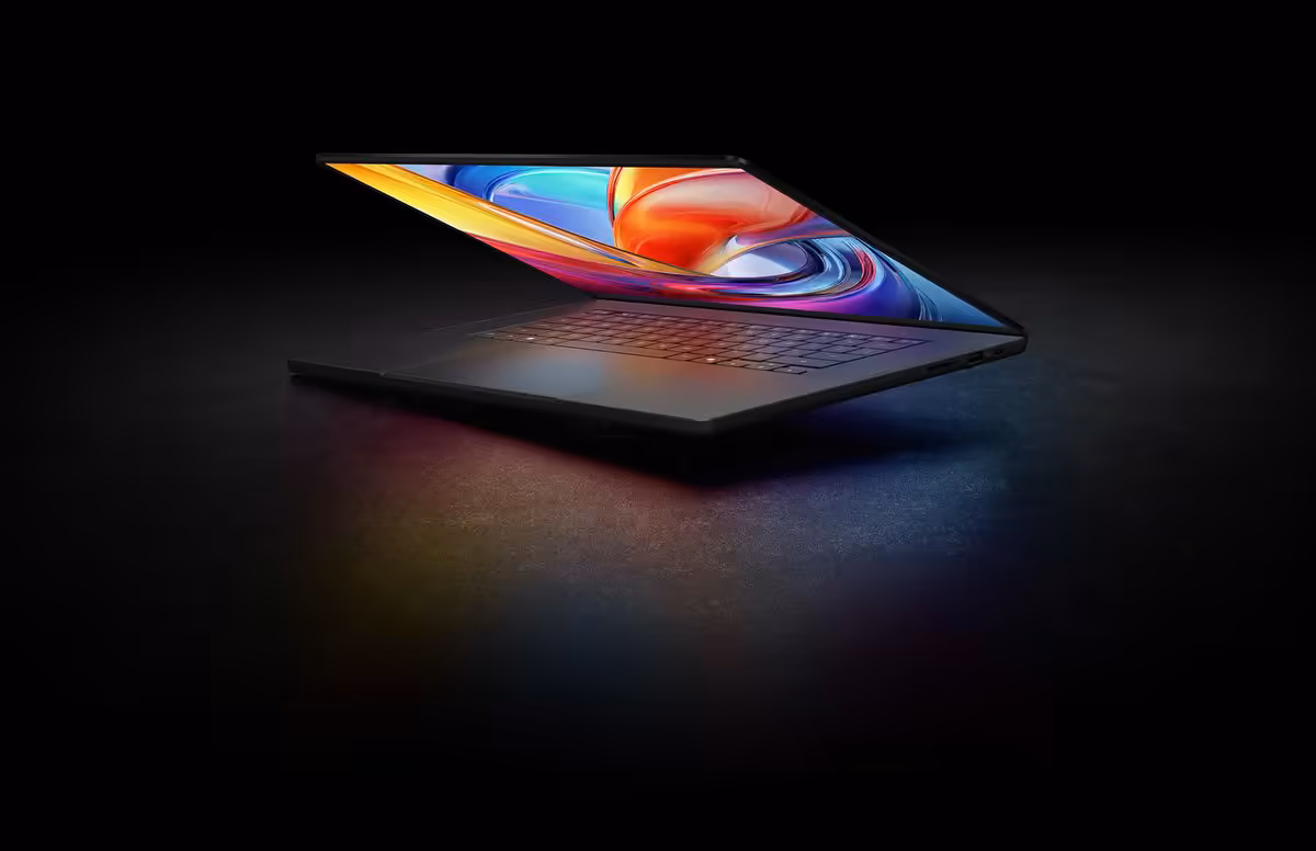 ASUS ProArt P14 : un 14 pouces Arm avec RTX Spark, OLED 120 Hz et jusqu'à 128 Go 2 Ordinateur portable ASUS ProArt ouvert sur fond sombre, écran coloré et design fin en angle.