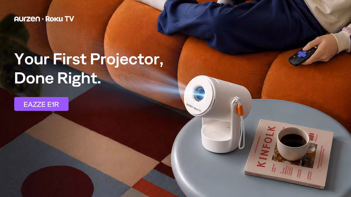 Mini projecteur Aurzen Roku TV EAZZE E1 dans un salon, avec projection sur canapé et table d’appoint.