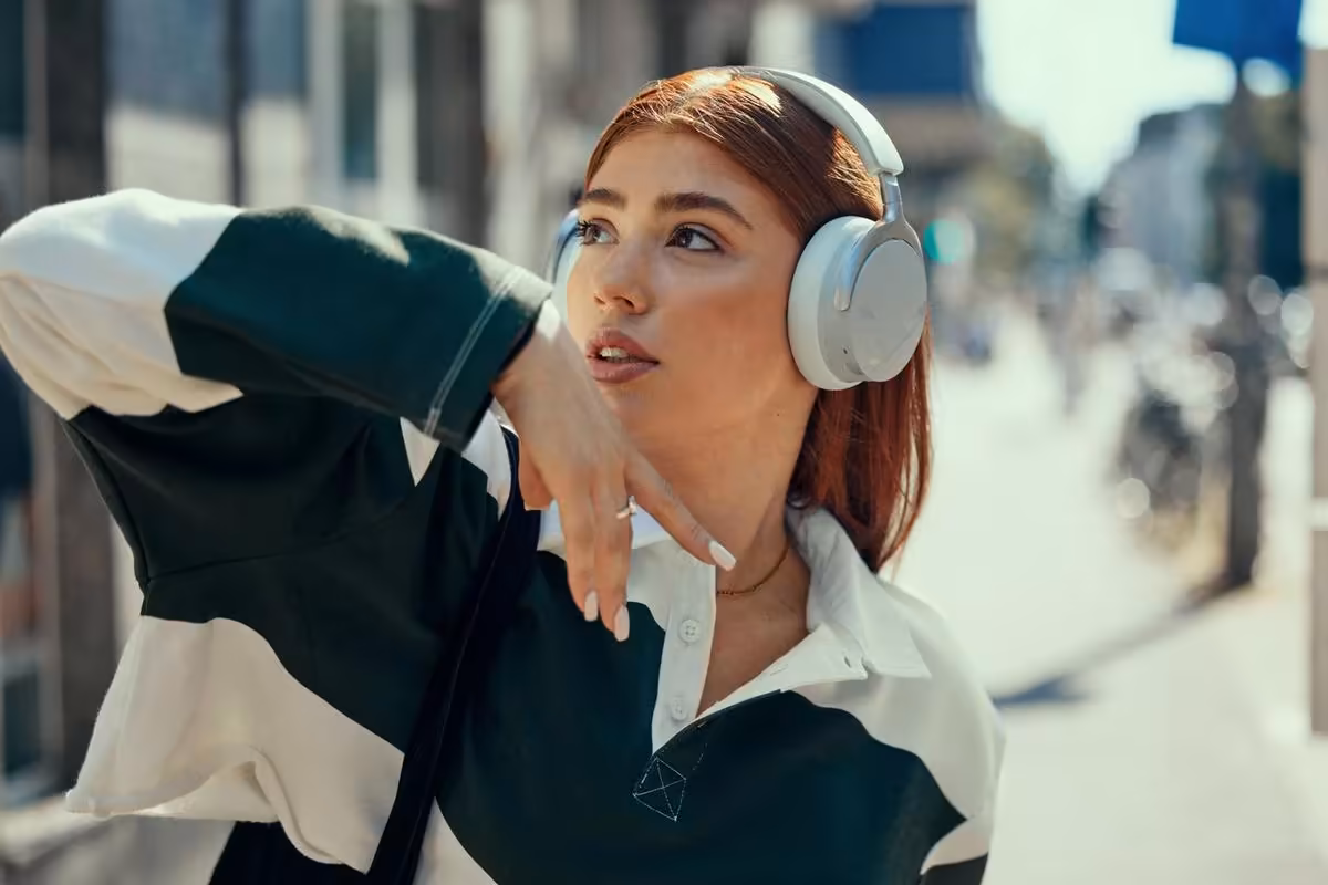 AVENTHO Y : beyerdynamic lance un casque Bluetooth 6.0 avec 90 h d’autonomie à 149 € 6 Femme portant un casque beyerdynamic blanc en milieu urbain
