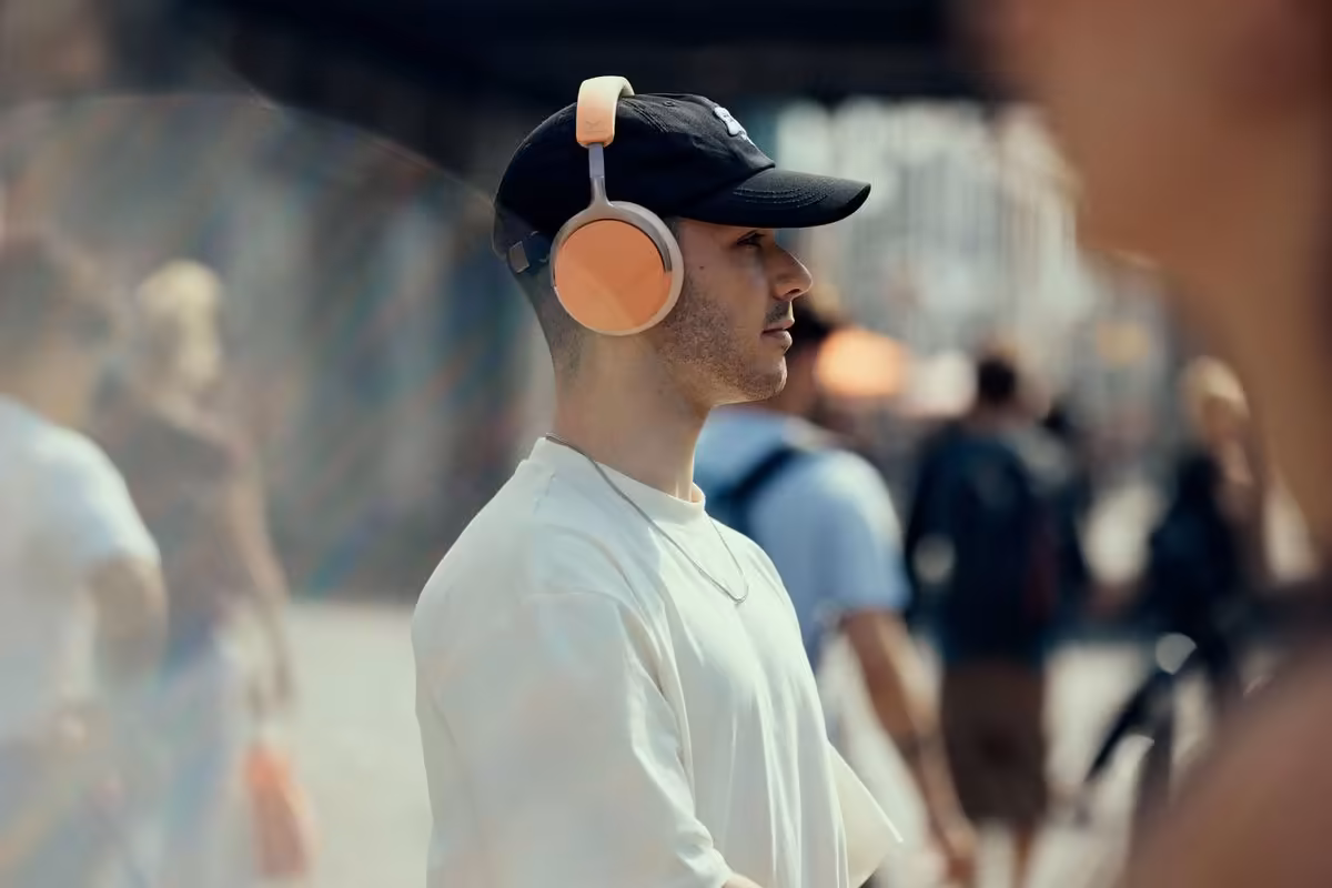 AVENTHO Y : beyerdynamic lance un casque Bluetooth 6.0 avec 90 h d’autonomie à 149 € 7 Homme portant un casque beyerdynamic orange en extérieur, profil gauche