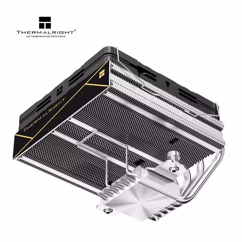 AXP120-X77 : Thermalright compacte son ventirad low-profile à 77 mm pour les petits boîtiers 2 Vue inférieure du Thermalright AXP120-X77, radiateur noir, base nickelée et caloducs multiples