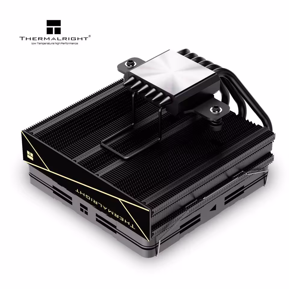 AXP120-X77 : Thermalright compacte son ventirad low-profile à 77 mm pour les petits boîtiers 3 Vue trois-quarts du Thermalright AXP120-X77 avec base argentée, dissipateur noir et caloducs latéraux