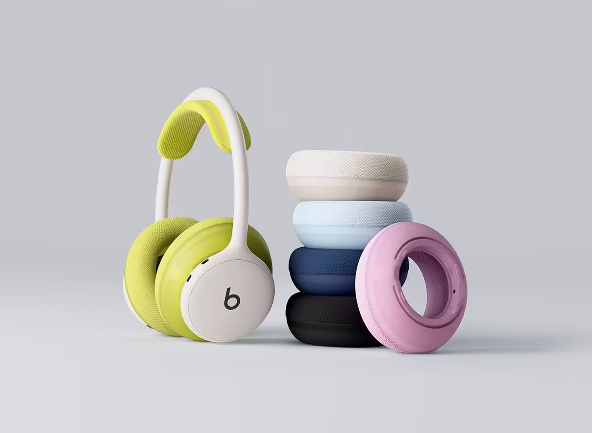 Beats 360 : le casque modulable mise sur l’ANC, le confort et 32 heures d’autonomie 3 Casque Beats 360 vert et blanc entouré de coussinets interchangeables colorés empilés