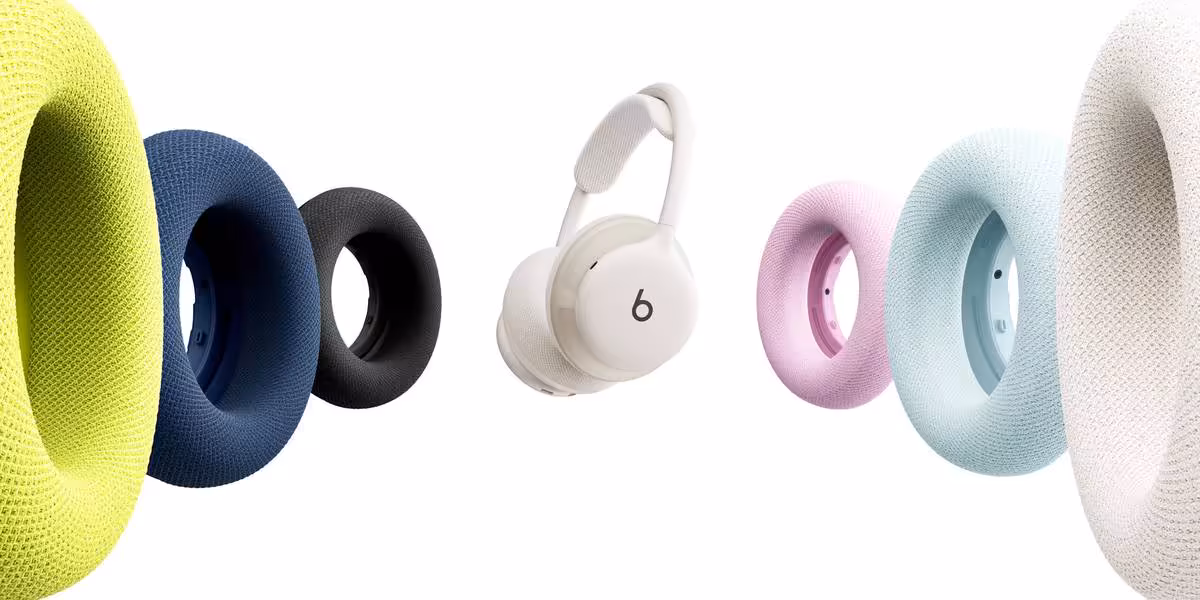 Beats 360 : le casque modulable mise sur l’ANC, le confort et 32 heures d’autonomie 5 Casque Beats 360 blanc flottant entre plusieurs coussinets colorés interchangeables