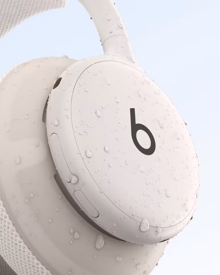 Beats 360 : le casque modulable mise sur l’ANC, le confort et 32 heures d’autonomie 6 Gros plan d’un casque Beats 360 beige couvert de gouttes d’eau