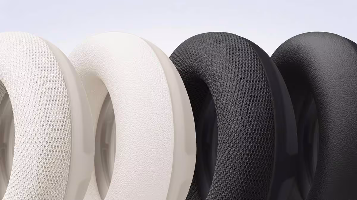 Beats 360 : le casque modulable mise sur l’ANC, le confort et 32 heures d’autonomie 7 Alignement de coussinets interchangeables Beats 360 blancs et noirs en gros plan