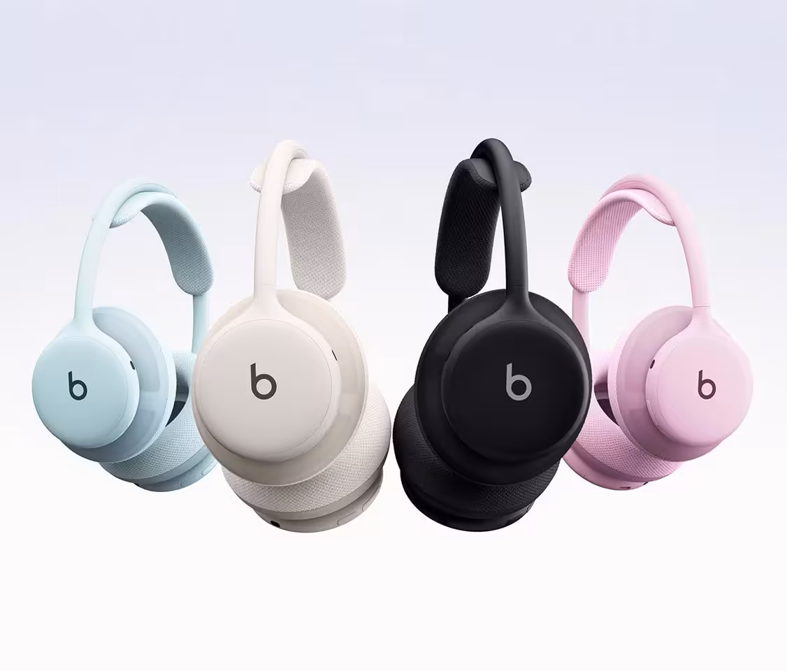 Beats 360 : le casque modulable mise sur l’ANC, le confort et 32 heures d’autonomie 2 Quatre casques Beats 360 supra-auriculaires bleu clair, beige, noir et rose sur fond blanc