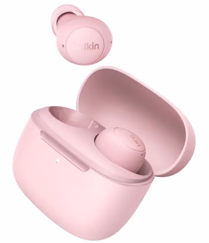 Écouteurs Belkin SoundForm roses avec boîtier de charge ouvert, vue produit officielle