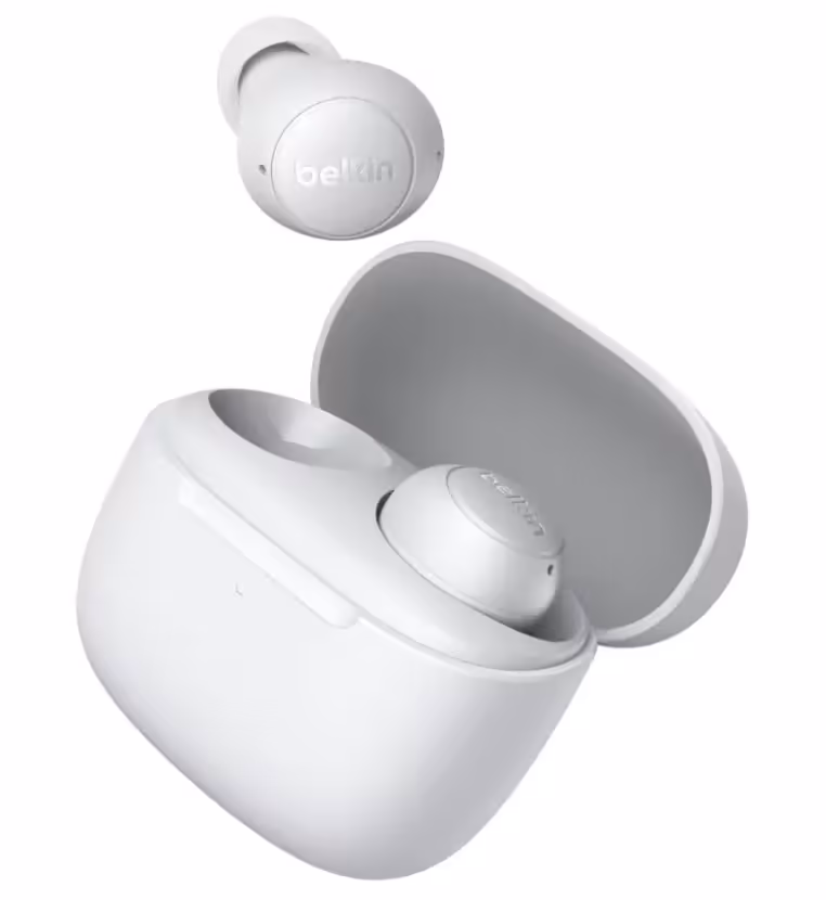Écouteurs Belkin SoundForm blancs avec boîtier de charge ouvert, design compact