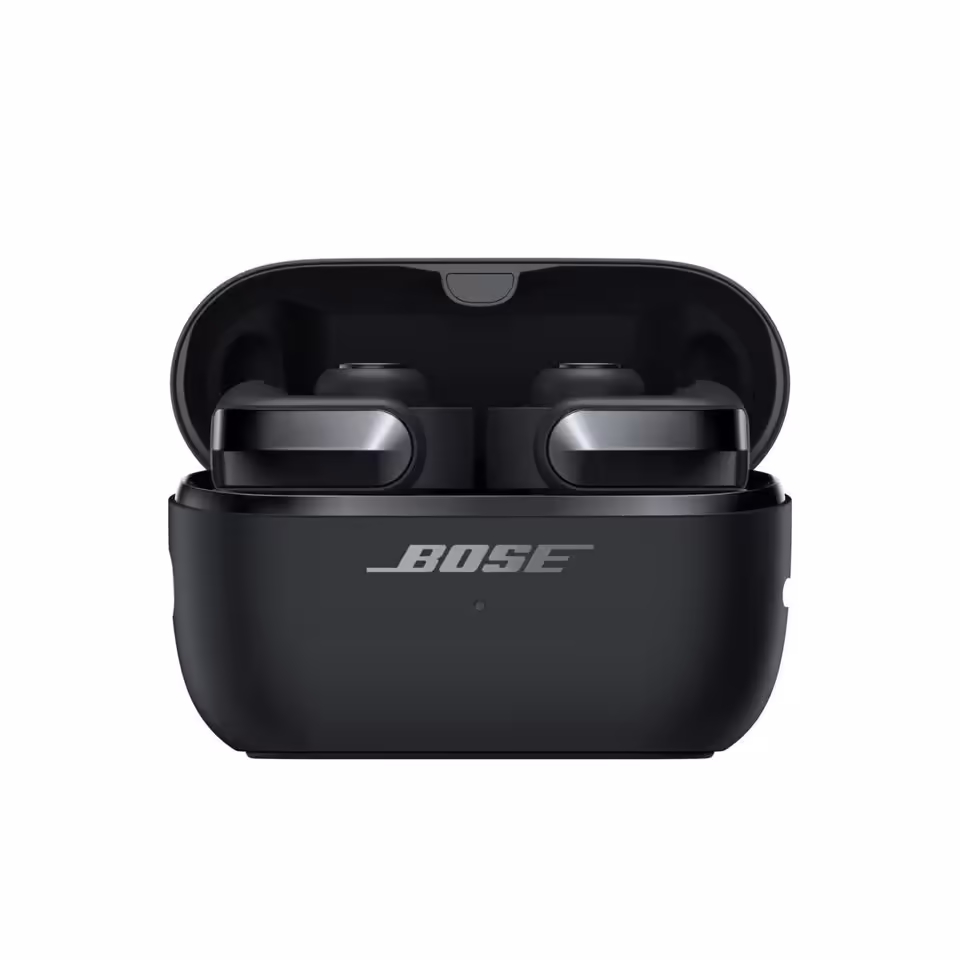 Boîtier de charge Bose Ultra Open Earbuds noir ouvert, écouteurs Bose visibles en façade