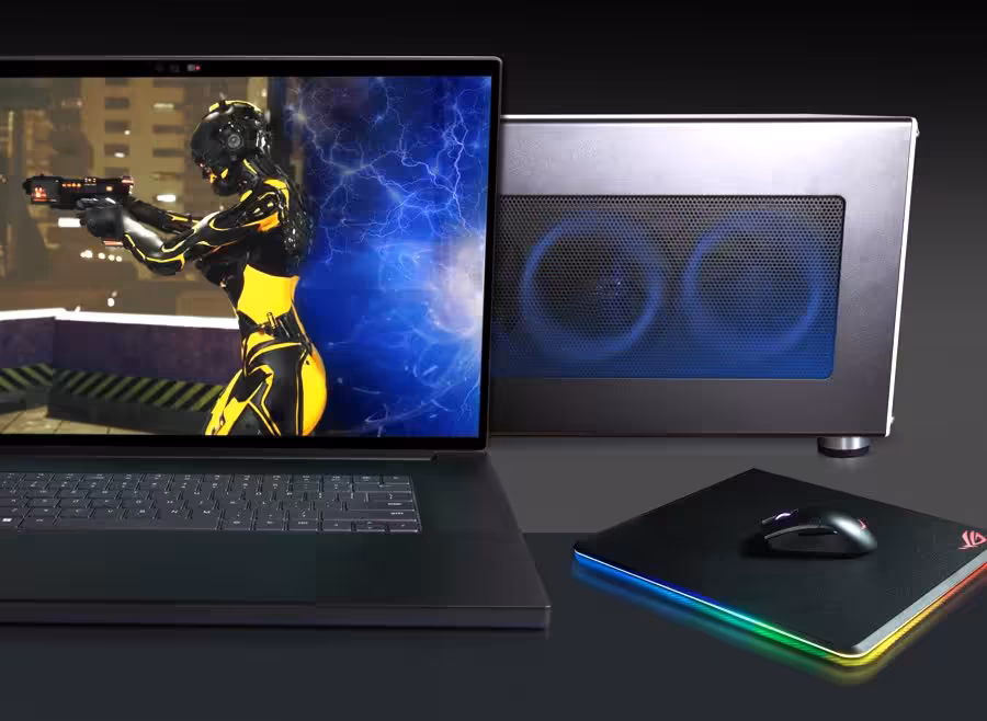 Breakaway Box 850 T5 : Sonnet lance un boîtier eGPU Thunderbolt 5 de 850 W 7 Station de travail avec laptop, souris RGB et boîtier Sonnet Breakaway Box 850 T5 avec carte graphique visible