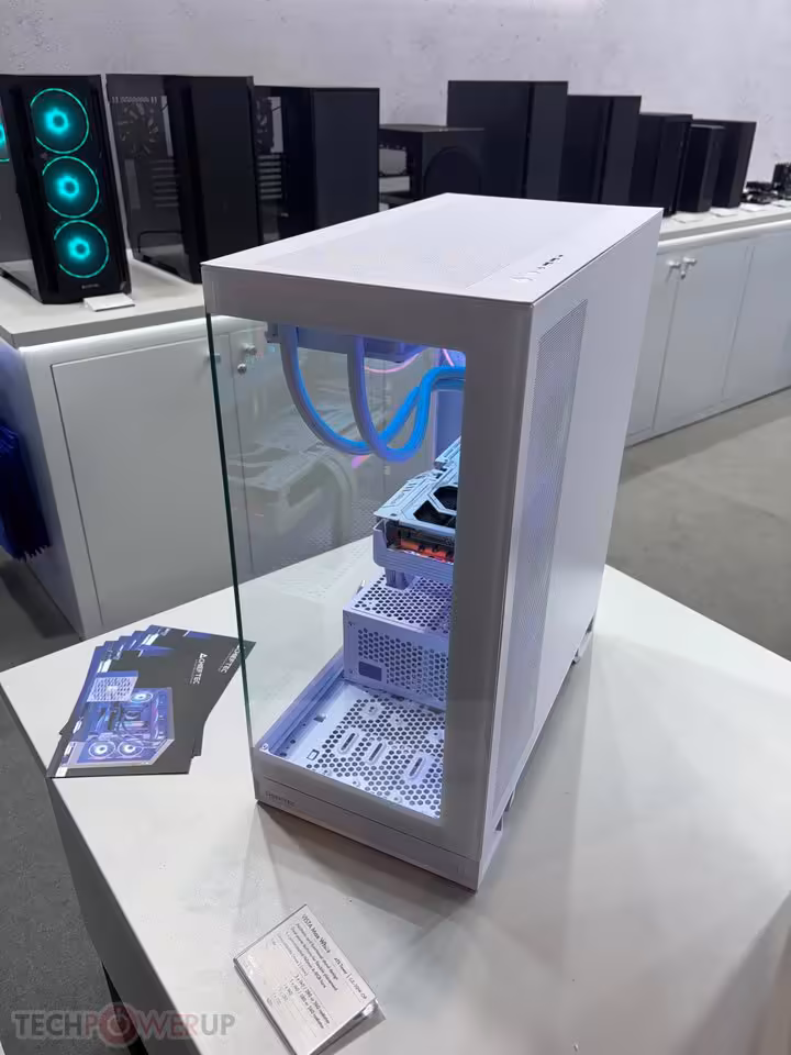 Chieftec VISTA Max blanc, vue trois-quarts avec intérieur blanc et câblage apparent