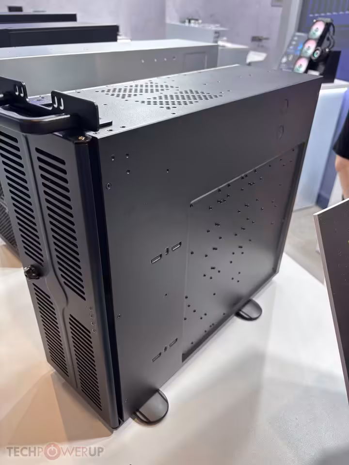 Chieftec UNC noir, vue latérale pleine avec panneaux perforés et pieds de support