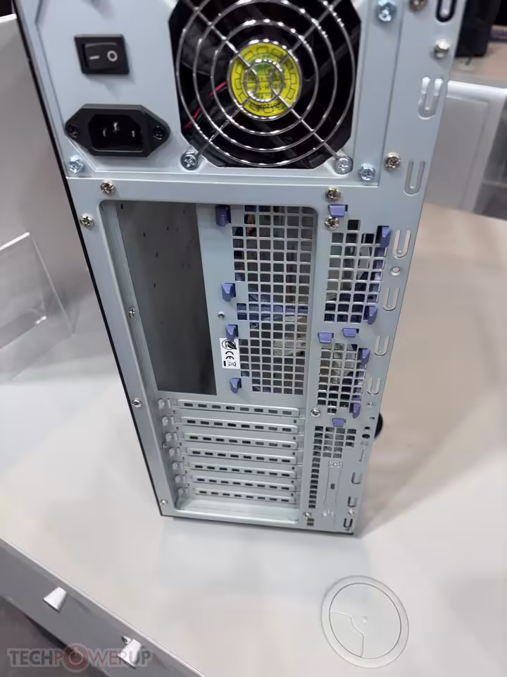 Panneau arrière d’un boîtier Chieftec blanc, ventilateur, alimentation et slots PCIe visibles