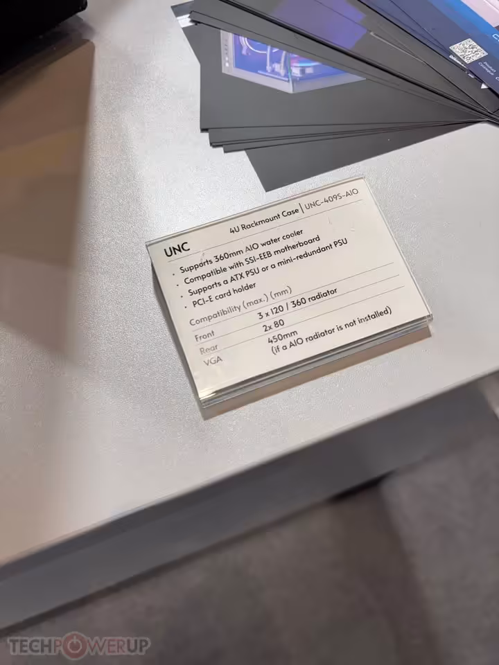 Étiquette du Chieftec UNC affichant les formats mATX, ATX et E-ATX supportés