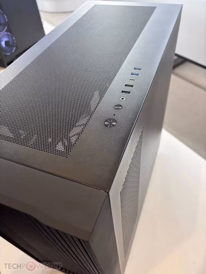 Gros plan du panneau supérieur perforé du Chieftec Atlas avec boutons et ports I/O