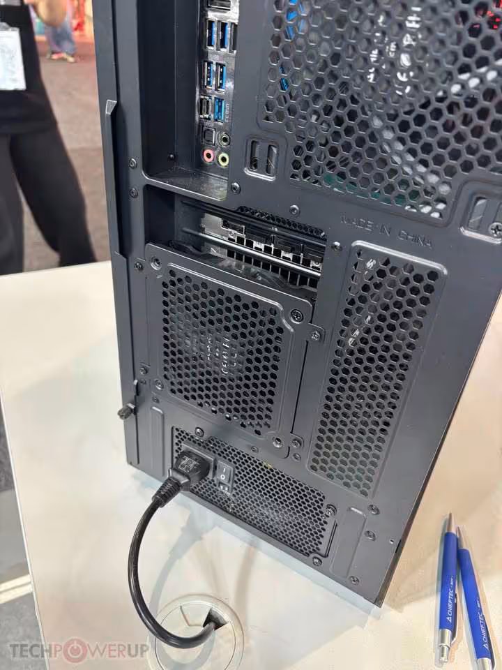 Panneau arrière du Chieftec Atlas noir, connectique I/O et emplacements PCIe visibles