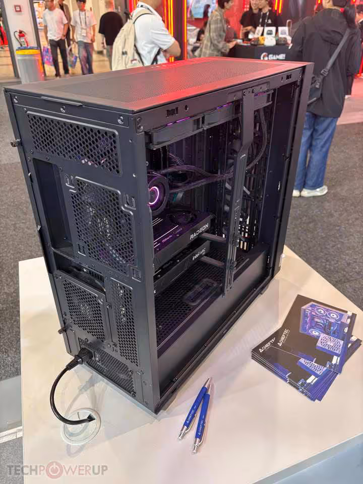 Chieftec Atlas ouvert, vue intérieure avec support E-ATX et ventilation latérale
