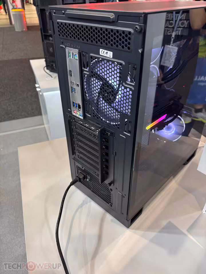 Vue arrière du Chieftec Atlas noir avec panneau I/O, ventilateur arrière et slots PCIe