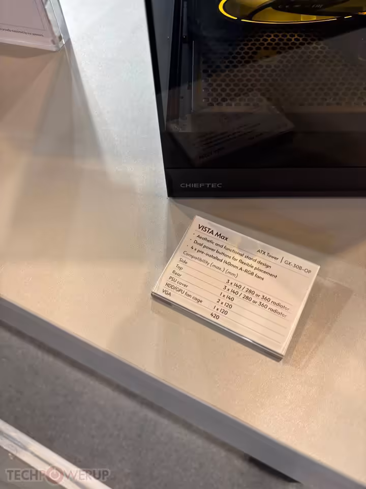 Étiquette produit du Chieftec VISTA Max noir, placée devant le boîtier sur le stand