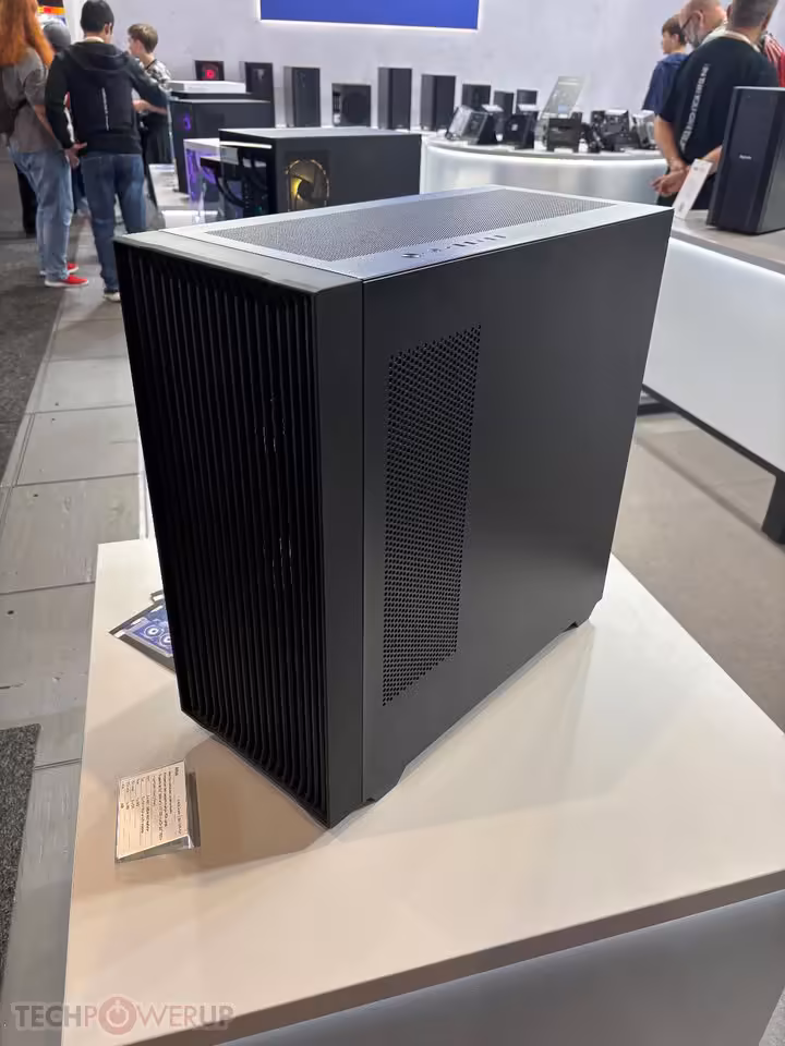 Boîtier Chieftec Atlas noir, vue trois-quarts, grand tour E-ATX sur stand IFA 2026