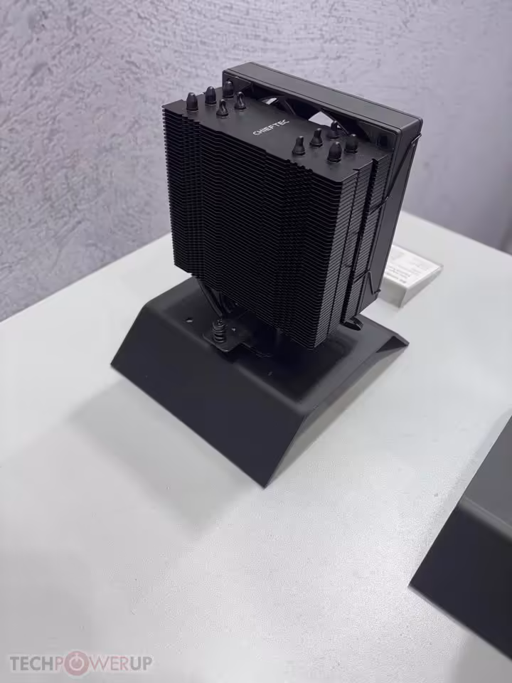 Radiateur CPU Chieftec CAC-S120PWM-T150 noir, vue arrière montrant les ailettes et le support