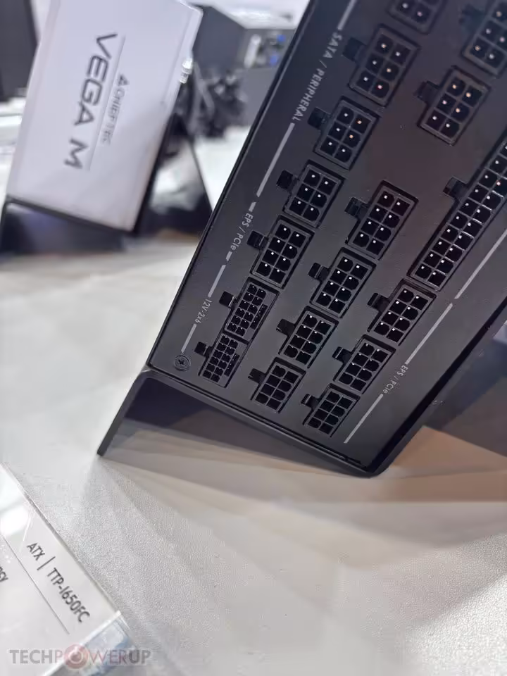 Chieftec Titan 1650W et Duplex : deux nouvelles alimentations dévoilées à l’IFA 2026 2 Connectique modulaire du Chieftec Titan, vue rapprochée des ports et câbles d’alimentation.