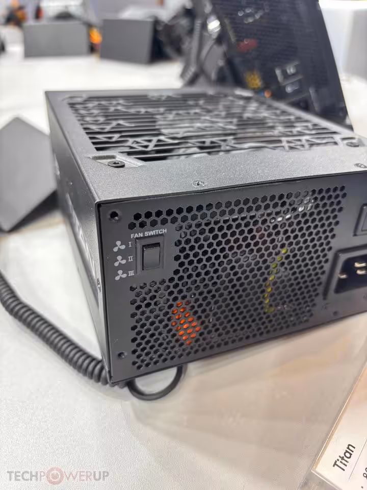 Chieftec Titan 1650W et Duplex : deux nouvelles alimentations dévoilées à l’IFA 2026 3 Arrière du Chieftec Titan avec grille perforée, interrupteur ventilateur et connecteur secteur.