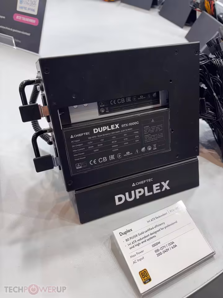 Chieftec Titan 1650W et Duplex : deux nouvelles alimentations dévoilées à l’IFA 2026 4 Bloc d’alimentation Chieftec Duplex sur présentoir, vue arrière avec étiquette modèle et châssis noir.