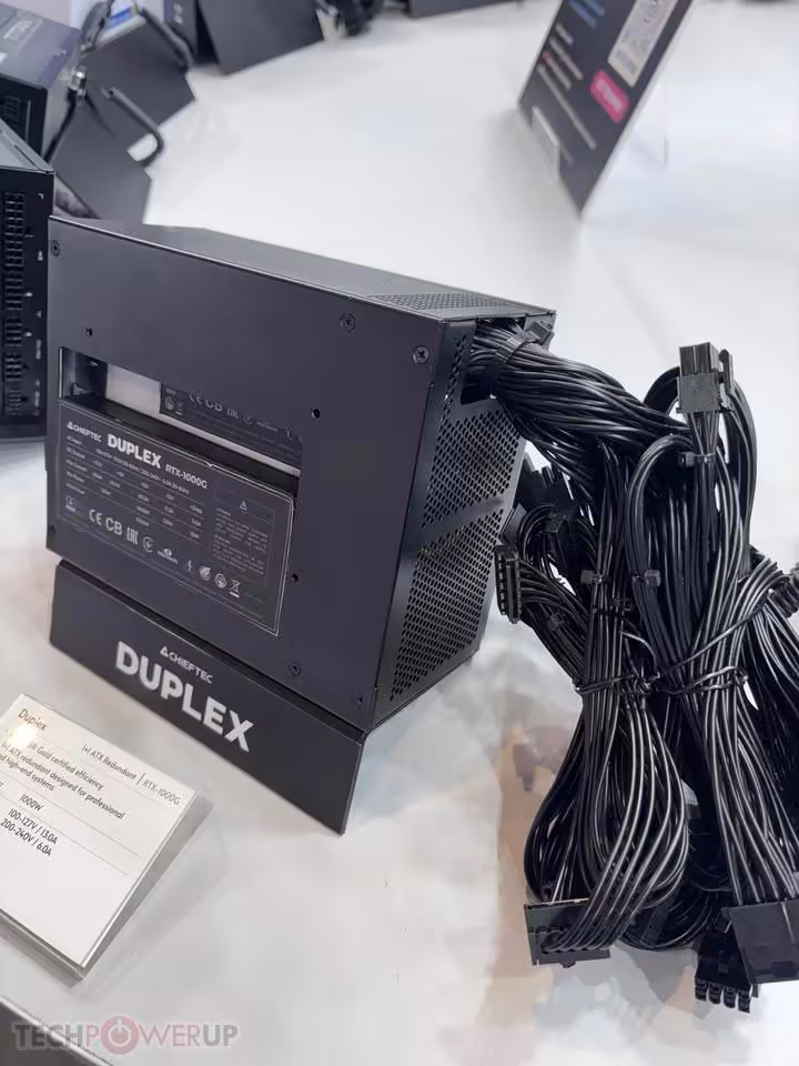 Chieftec Titan 1650W et Duplex : deux nouvelles alimentations dévoilées à l’IFA 2026 5 Chieftec Duplex avec faisceau complet de câbles modulaires noirs et logo DUPLEX visible.