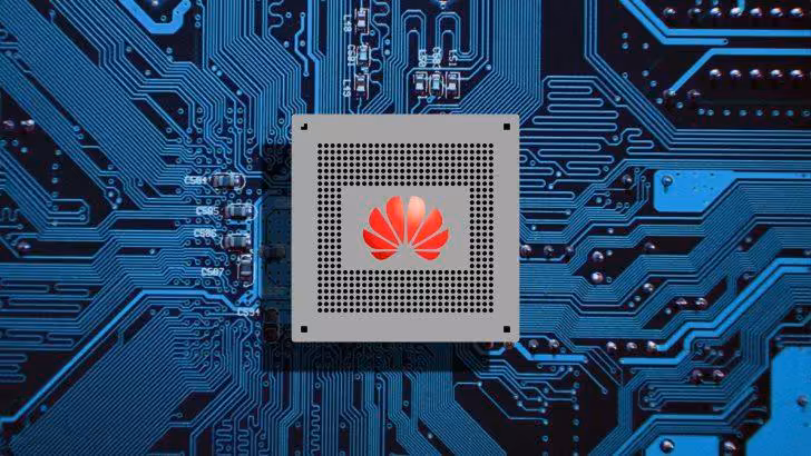 Claude Opus 5.5 restreint les puces Huawei et touche aussi les accélérateurs Amazon 3 Puce Huawei au logo rouge sur carte mère bleue aux circuits imprimés visibles