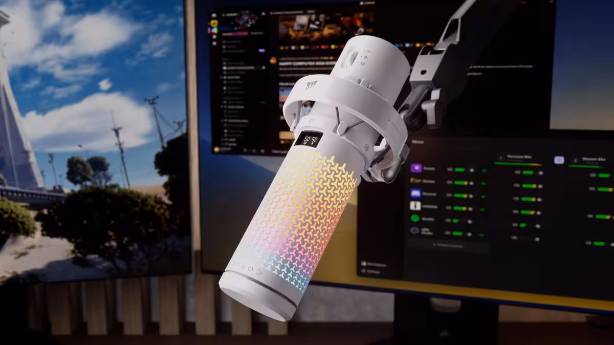 Corsair Voxara : le premier micro USB premium de la marque mise sur Elgato 3 Micro Corsair Voxara blanc sur bras articulé, devant un écran de logiciel audio