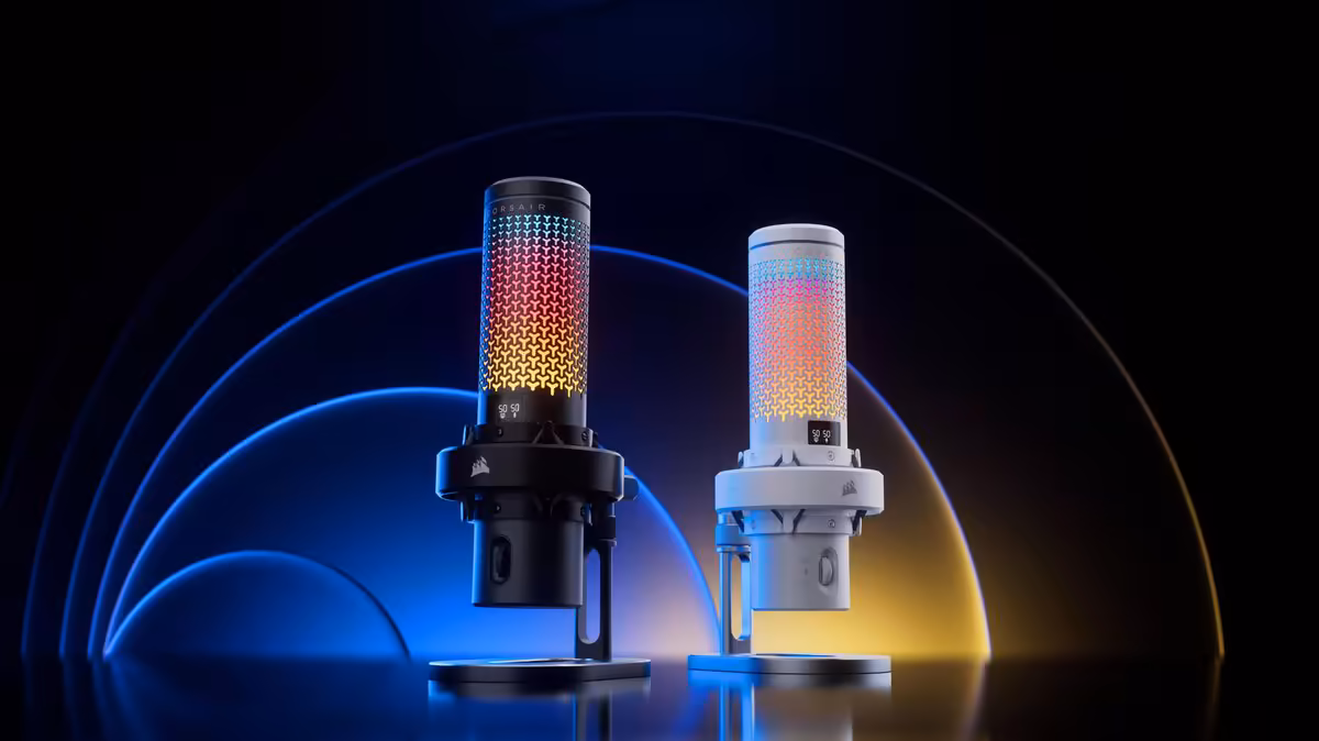 Corsair Voxara : le premier micro USB premium de la marque mise sur Elgato 2 Deux micros Corsair Voxara noirs et blancs avec grille RGB, sur fond sombre bleu et jaune
