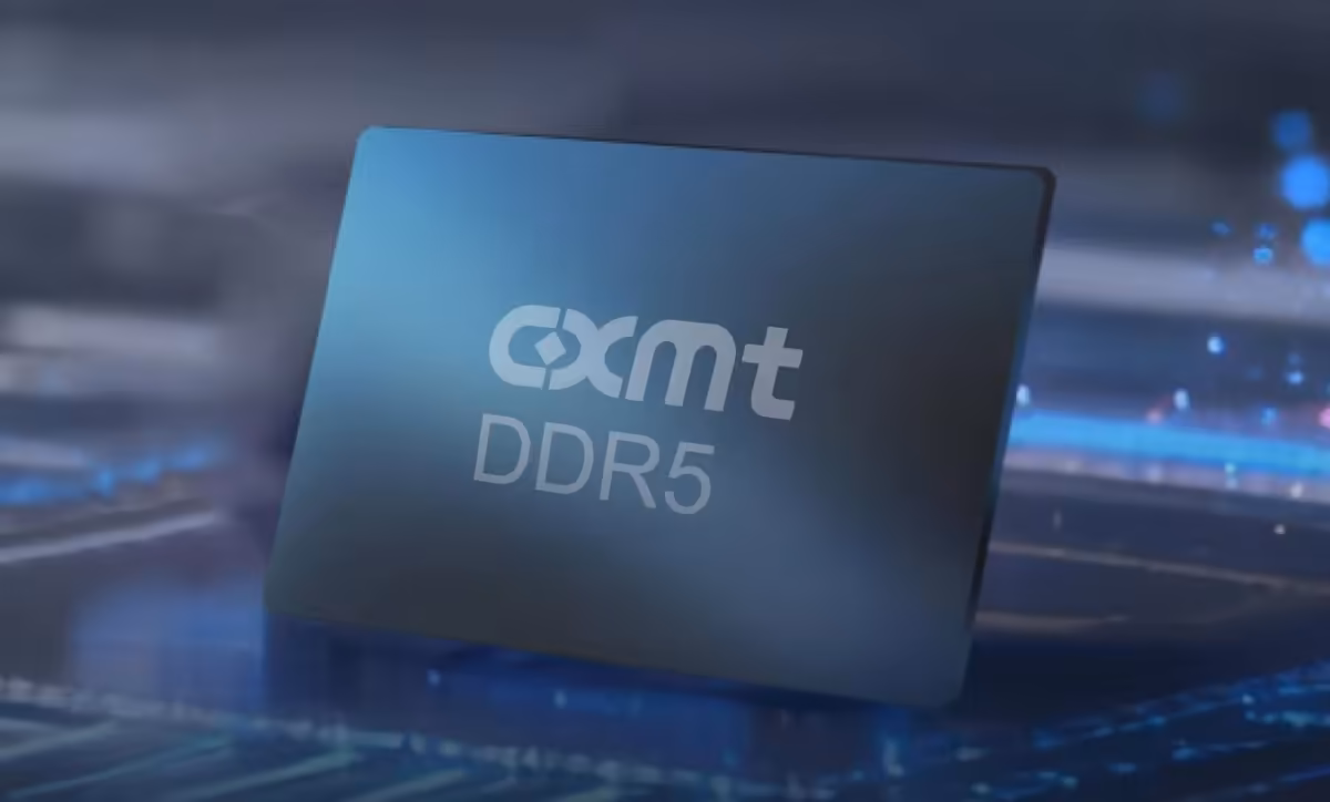 CXMT DRAM : le chinois grimpe à 10 % du marché mondial en chiffre d’affaires 2 Puce mémoire CXMT DDR5 en gros plan, branding CXMT visible sur fond technologique bleu