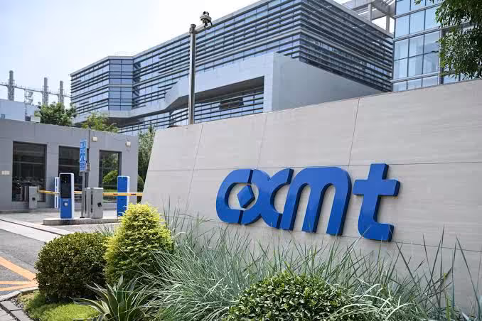 CXMT prépare son arrivée sur la NAND et bouscule l'équilibre de la mémoire flash 2 Façade du bâtiment CXMT avec logo bleu à l’entrée, vue extérieure de site industriel