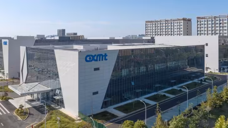 CXMT prépare son offensive dans la NAND face à l’incursion de YMTC dans la DRAM 3 Siège moderne de CXMT avec logo visible sur la façade vitrée du bâtiment