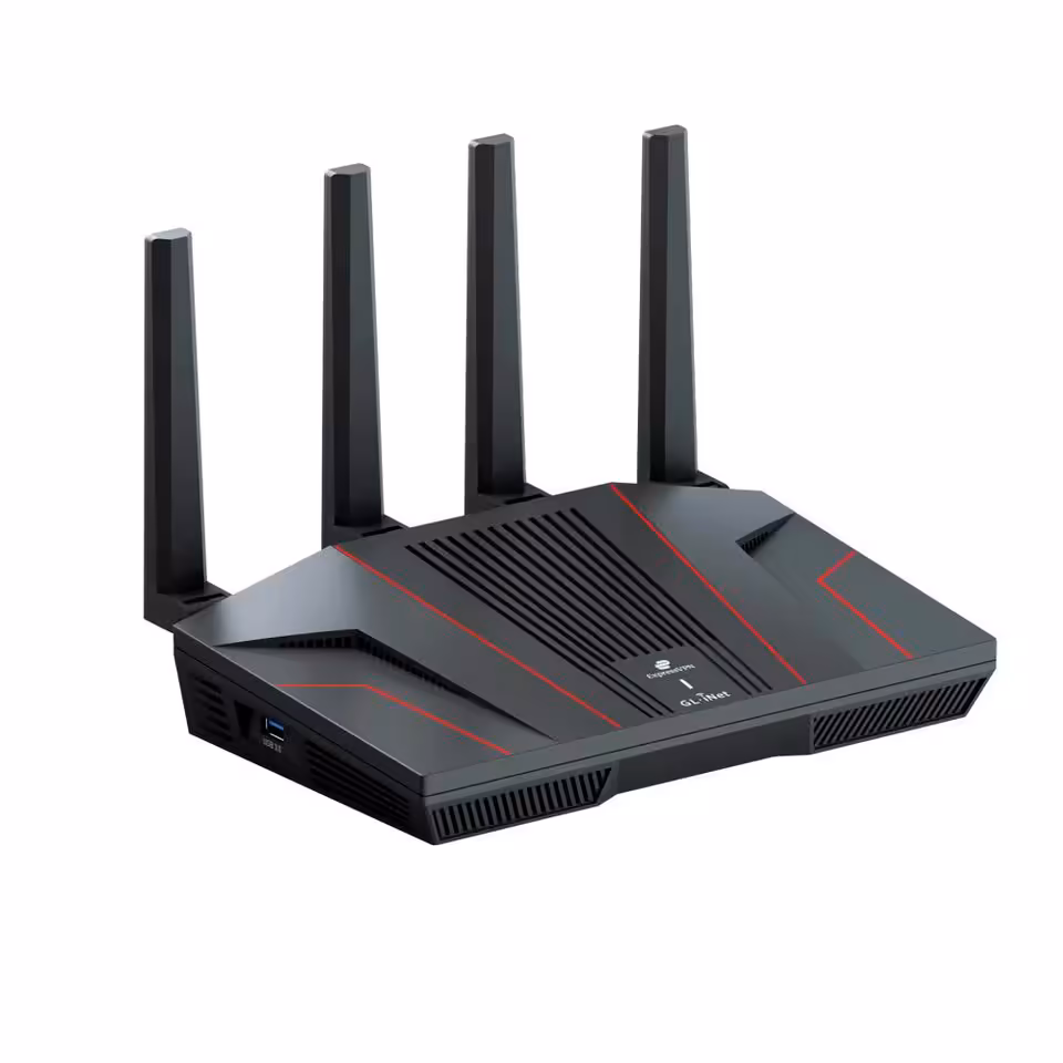 Fortify, le routeur Wi-Fi 6 VPN de GL.iNet et ExpressVPN à 199,99 dollars 3 Routeur GL.iNet Fortify GL-MT6000 noir avec quatre antennes, vue de face sur fond blanc
