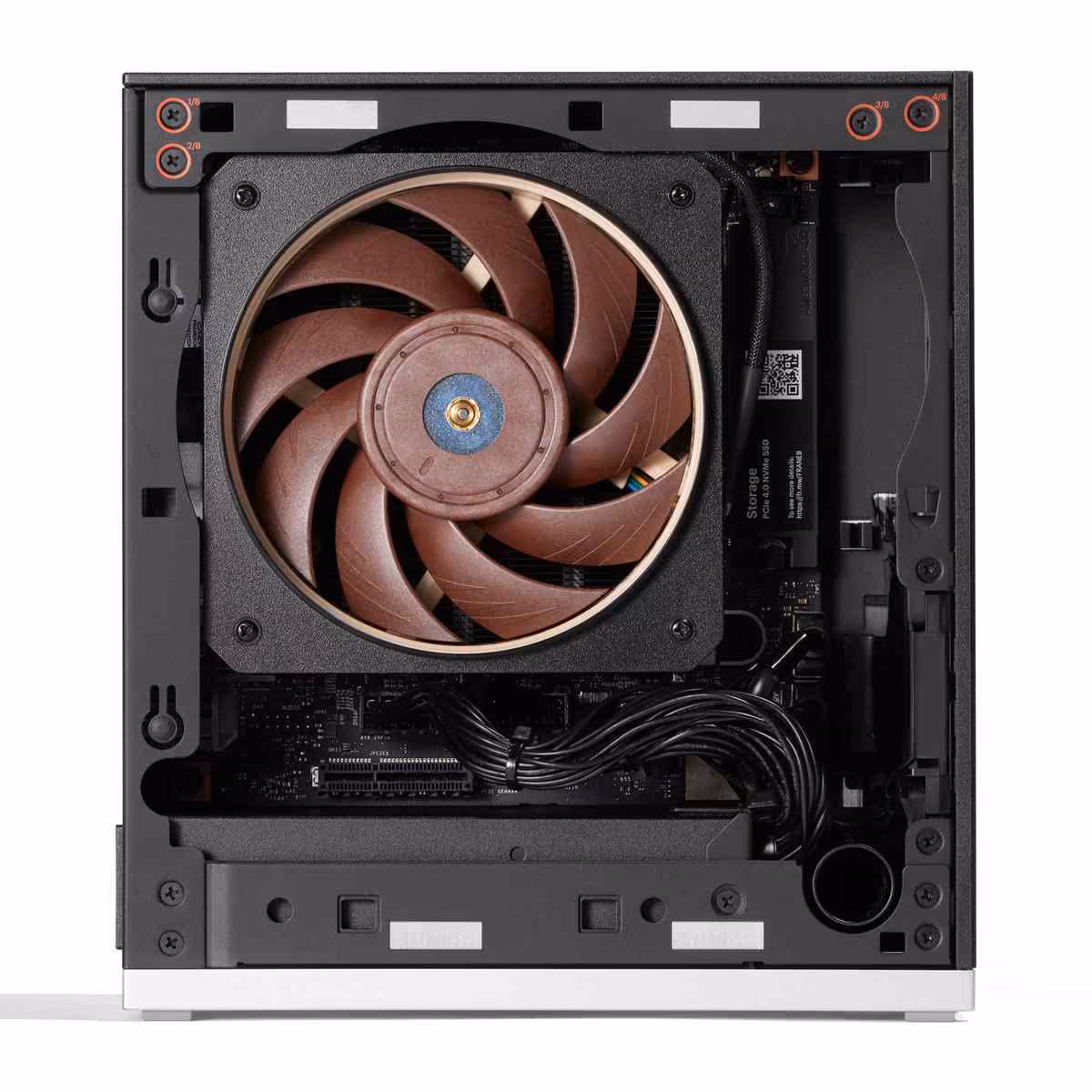 Intérieur du Framework Desktop avec ventilateur Noctua brun, câbles et carte mère visibles