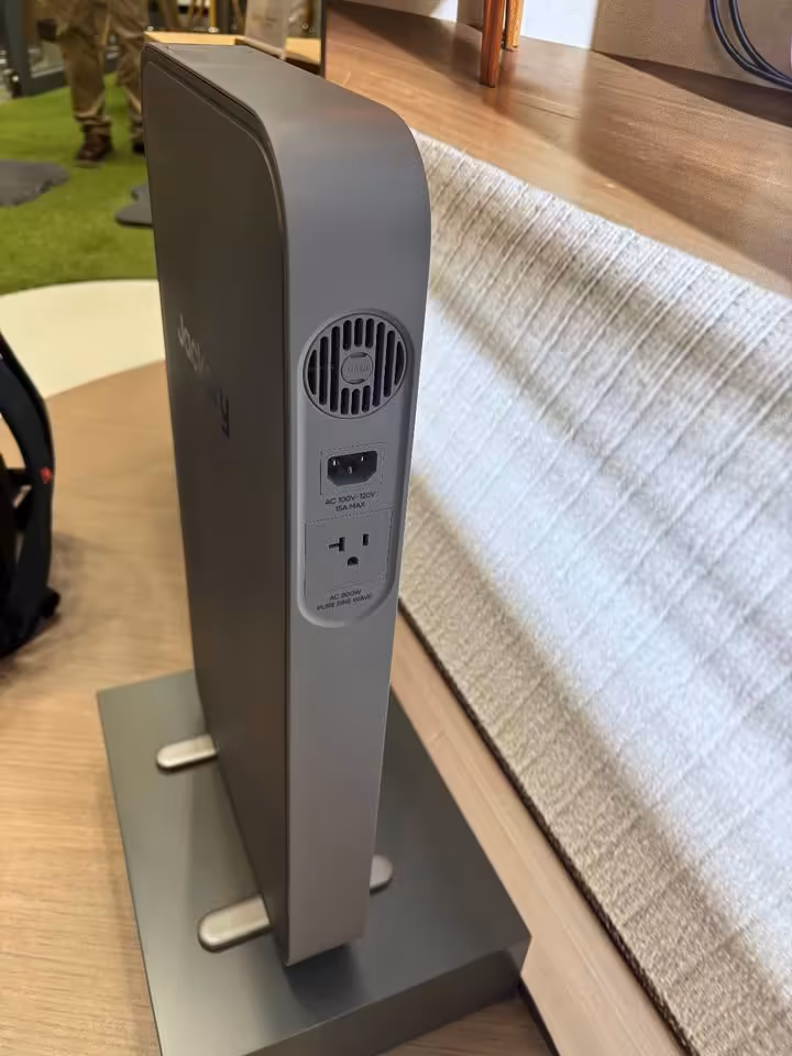 FridgeGuard Jackery : une batterie slim de 1 024 Wh pensée pour le frigo en cas de coupure 3 Batterie slim Jackery FridgeGuard noire, vue de côté rapprochée avec grille de ventilation et prises