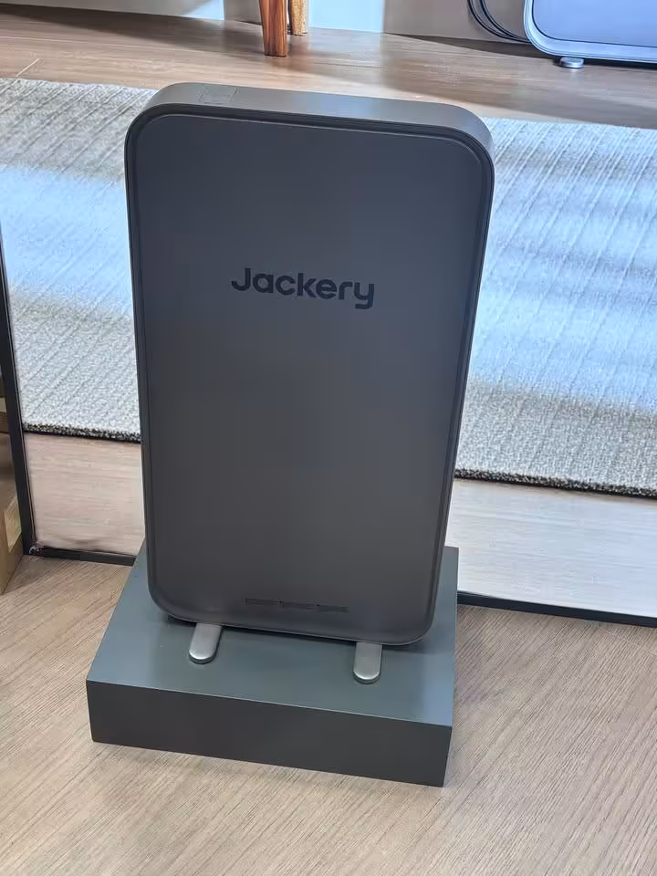 FridgeGuard Jackery : une batterie slim de 1 024 Wh pensée pour le frigo en cas de coupure 4 Batterie slim Jackery FridgeGuard noire, logo Jackery visible en façade, posée sur un socle