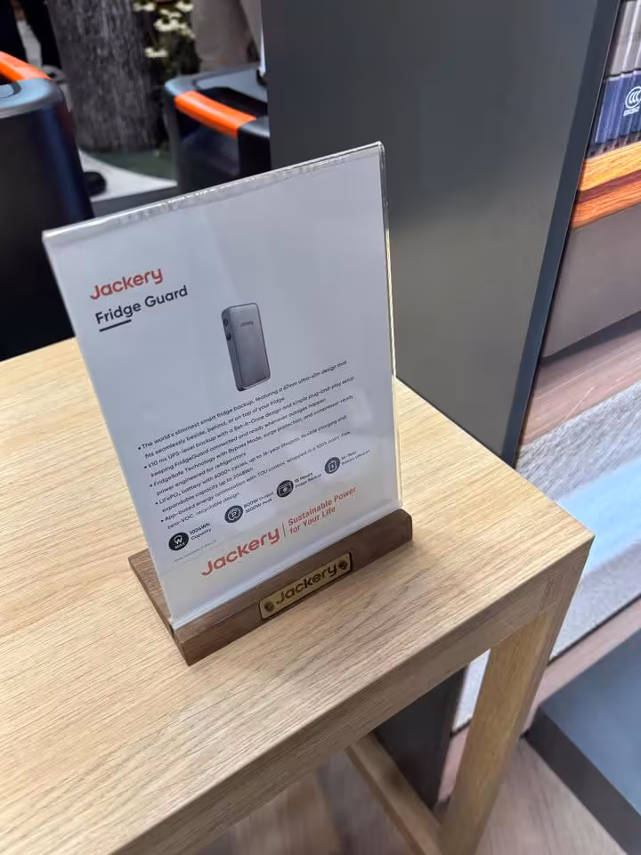 FridgeGuard Jackery : une batterie slim de 1 024 Wh pensée pour le frigo en cas de coupure 5 Présentoir Jackery FridgeGuard avec fiche produit, à côté de la batterie slim noire