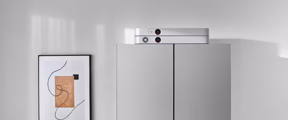 FridgeGuard Jackery : une batterie slim de 1 024 Wh pensée pour le frigo en cas de coupure 6 Batterie Jackery FridgeGuard posée sur un réfrigérateur gris, avec intérieur minimaliste en arrière-plan