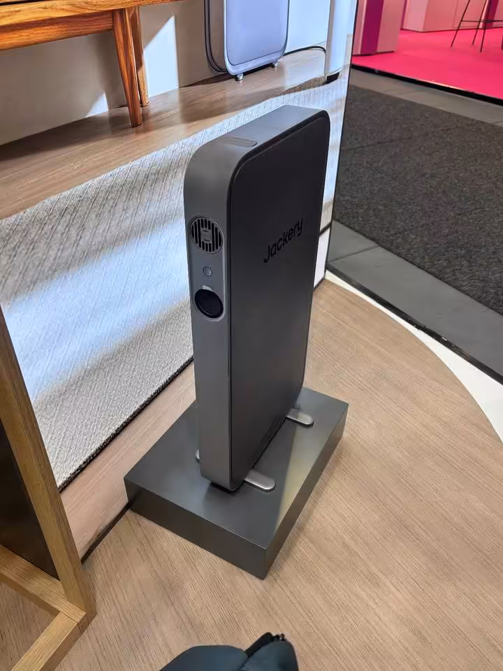 FridgeGuard Jackery : une batterie slim de 1 024 Wh pensée pour le frigo en cas de coupure 2 Batterie slim Jackery FridgeGuard noire sur support, vue de côté avec ventilateur et ports visibles